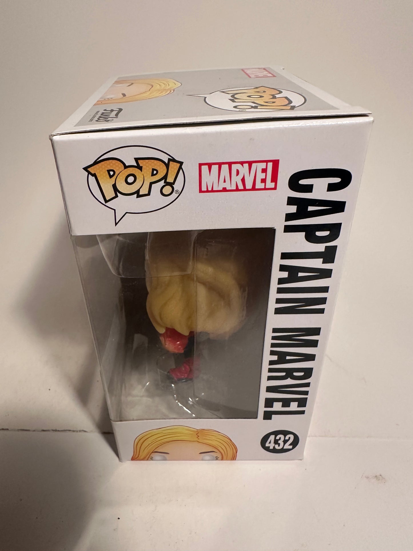 Captain Marvel - Captain Marvel GITD (Walmart Exclusive) 432 Funko Pop!