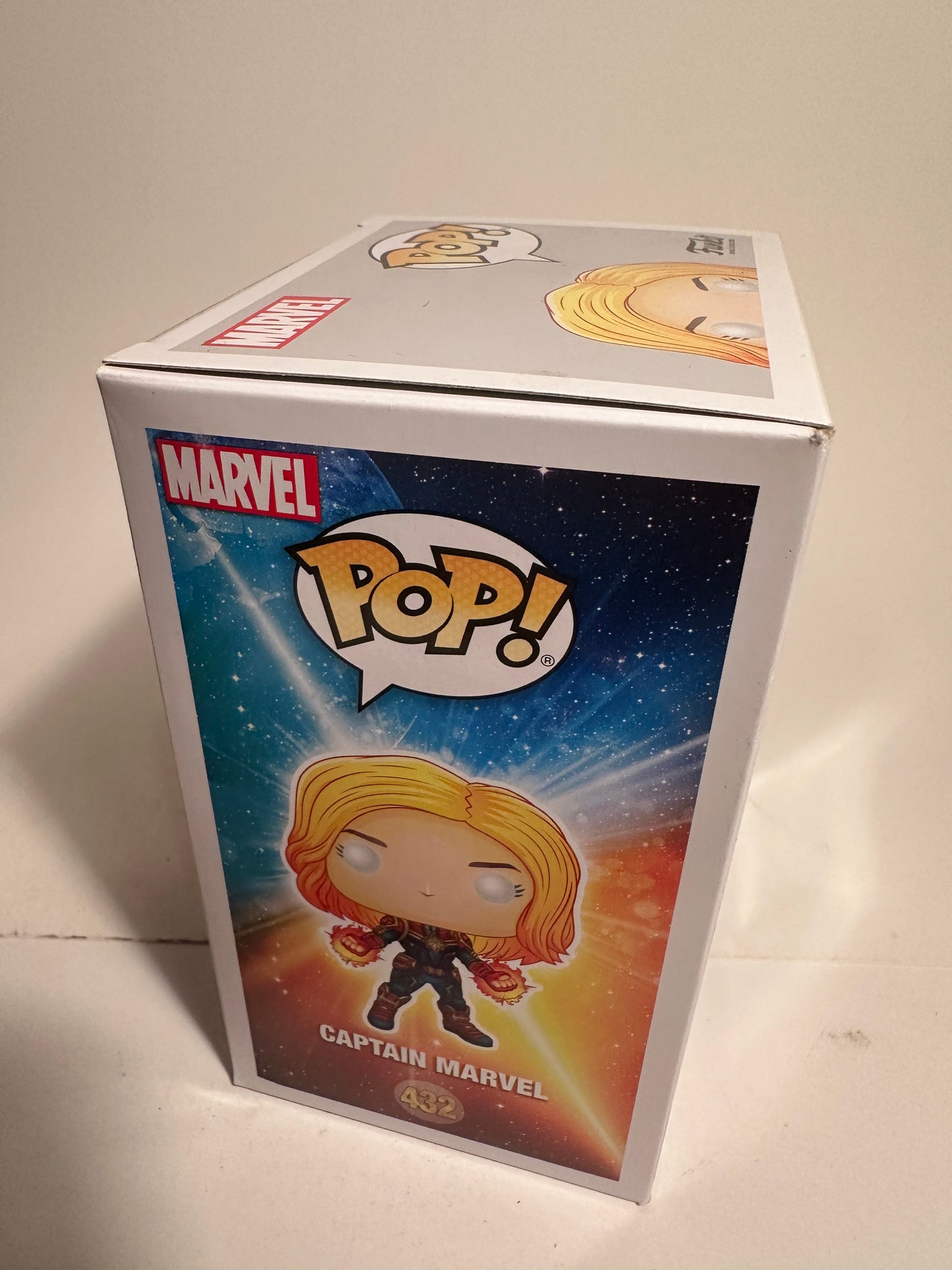 Captain Marvel - Captain Marvel GITD (Walmart Exclusive) 432 Funko Pop!