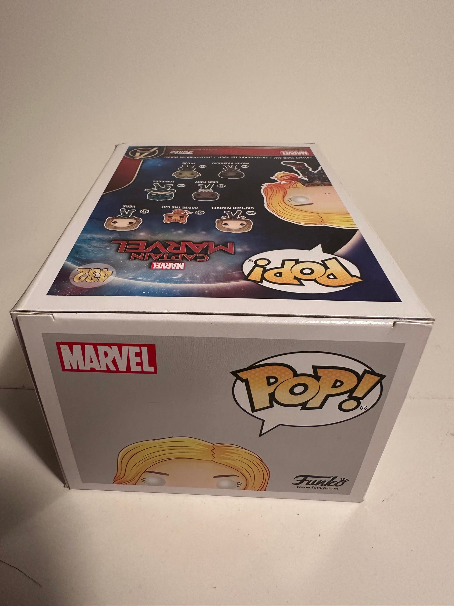 Captain Marvel - Captain Marvel GITD (Walmart Exclusive) 432 Funko Pop!