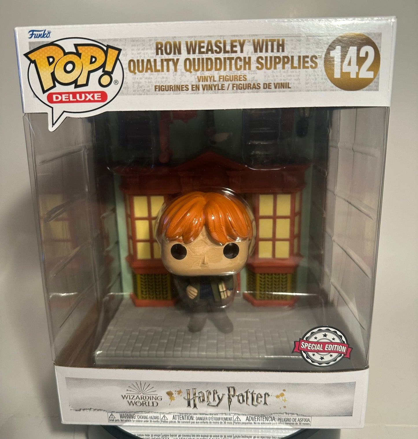 Harry Potter - Ron Weasley with Quality Quidditch Supplies (Special Edition) 142 Funko Pop!