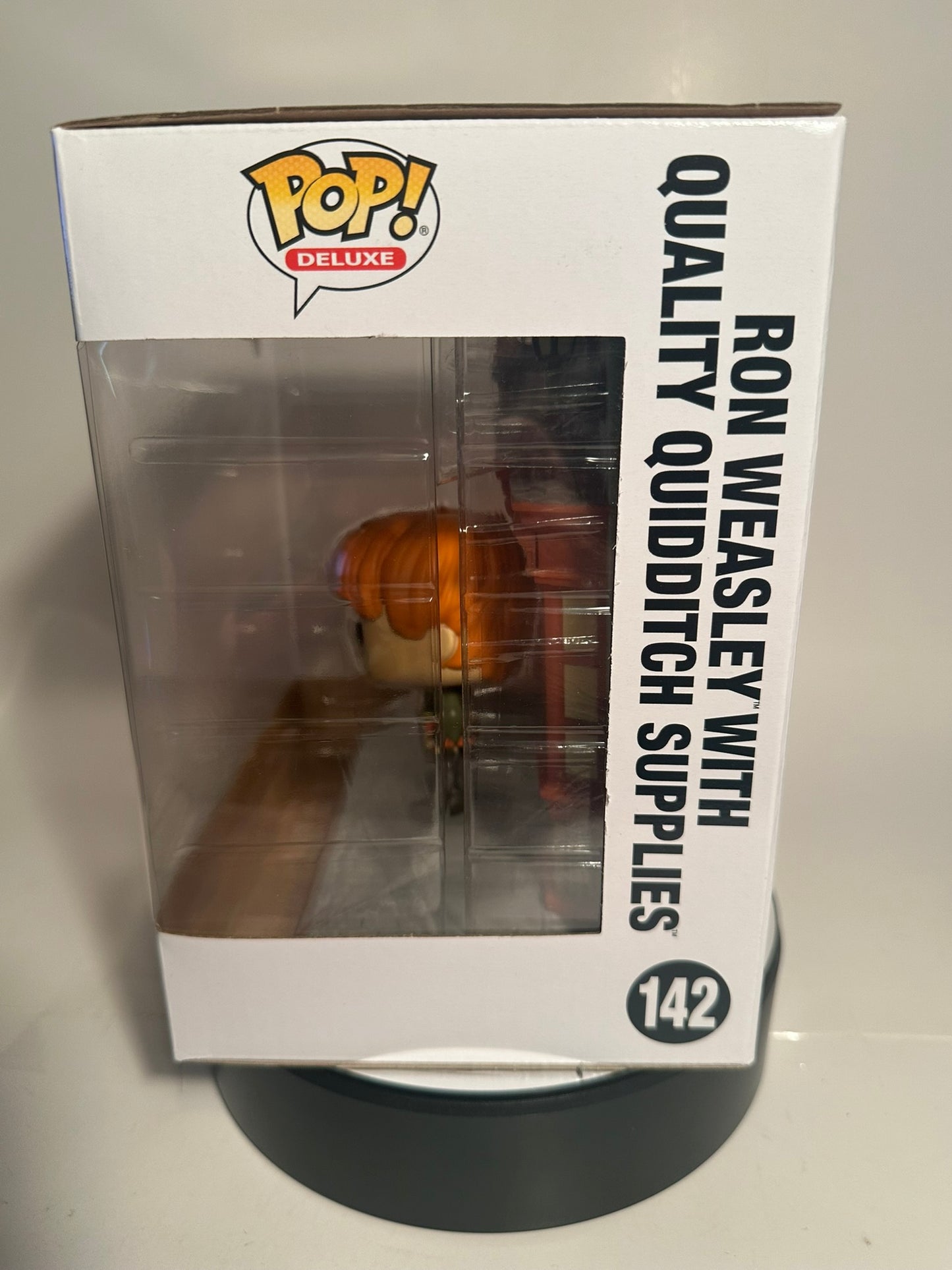Harry Potter - Ron Weasley with Quality Quidditch Supplies (Special Edition) 142 Funko Pop!